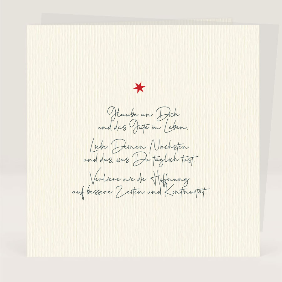 Gmundpapier Weihnachtskarte, Hoffnung in Krisenzeiten, Weihnachtskarte mit Gedicht Glaube-Liebe-Hoffnung in Tannenform mit weinrotem Sternchen
