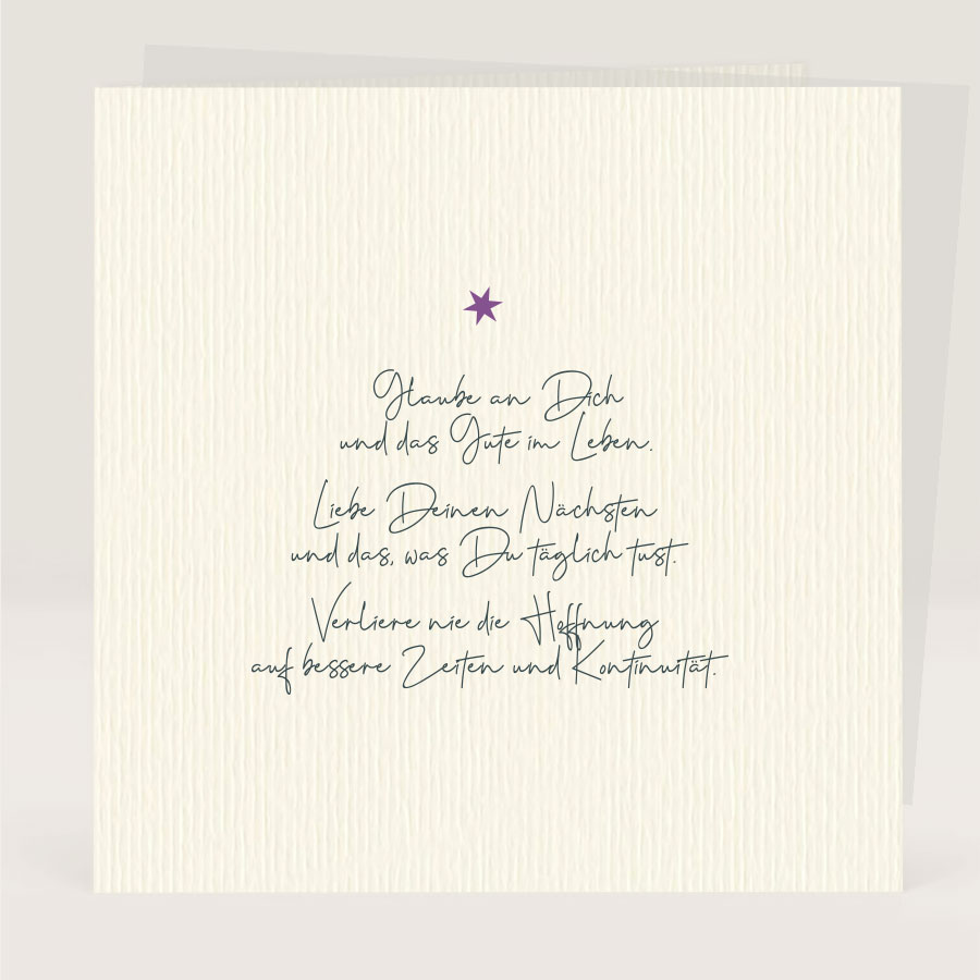 Gmundpapier Weihnachtskarte mit Gedicht Glaube-Liebe-Hoffnung in Tannenform mit lila Sternchen