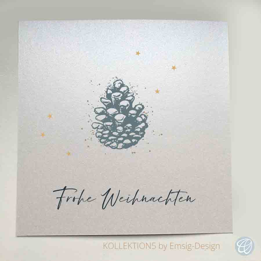 Gmundpapier Weihnachtskarte, graublauer Kiefernzapfen und kleinen Dots Goldsternchen, Artikel-Nr.: WQ-007.2-kiefernzapfen-graublau