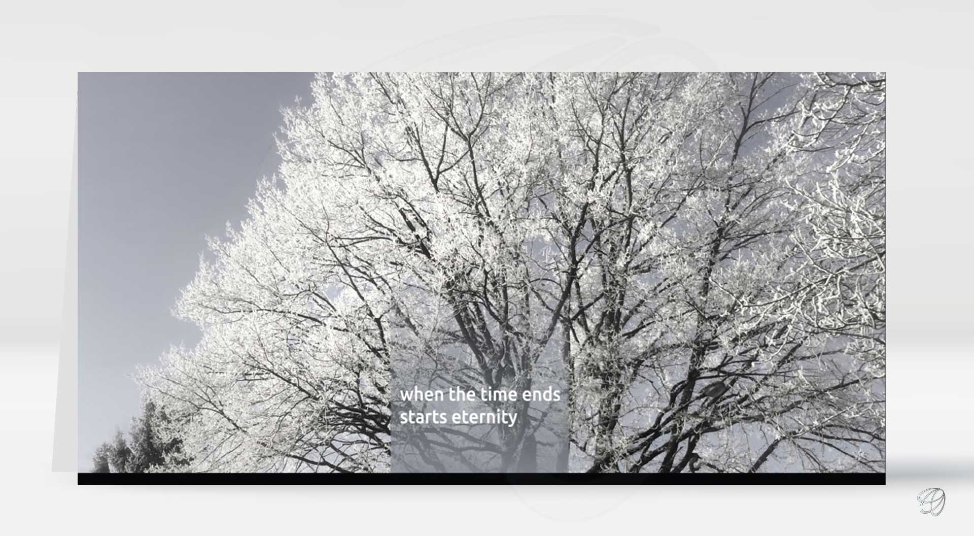 moderne lichtgraue Trauerkarte mit Raureif bedecktem Baum und Spruch, lichtgrauer oder weisser Briefumschlag